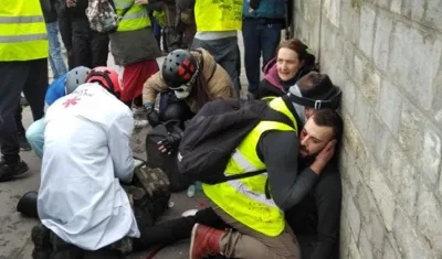 Socorristas atienden a un hombre que perdió su mano.
