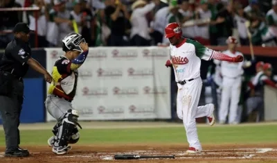 Alonzo Harris de México anota una carrera.