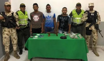 Los tres capturados durante el operativo.