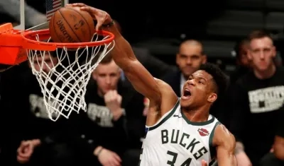 Giannis Antetokounmpo encesta con una volcada sobre la canasta. 