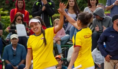 Camila Osorio se felicita con María Fernanda Herazo. 