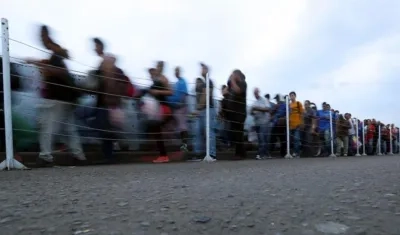 Tanto colombianos como venezolanos van y vienen por el puente internacional Simón Bolívar, en Cúcuta (Colombia).