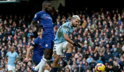 Sergio Agüero marca el segundo gol del partido. 
