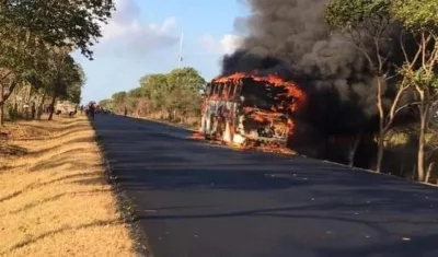El fuego consumiendo el vehículo.