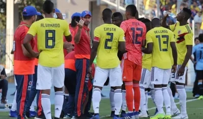 El DT Arturo Reyes instruyendo al equipo.