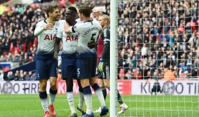 Davison Sánchez celebra con sus compañeros tras anotar el primer tanto. 