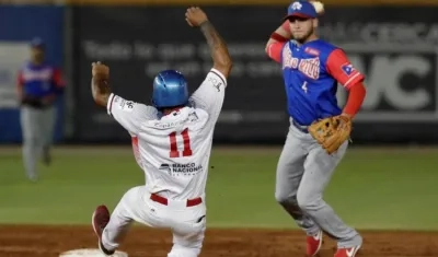 Elmer Reyes de los Toros de Herrera de Panamá intenta llegar a la base antes de ser puesto out por Alexis Pantoja.
