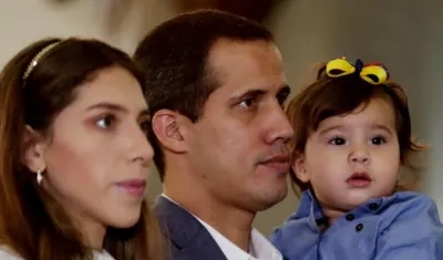 Juan Guaidó junto a su esposa, Fabiana Rosales, y su hija Miranda.