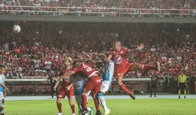 Acción del partido entre Junior y América. 