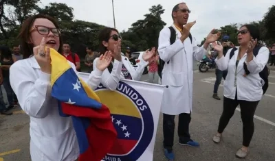 Más de 30 médicos venezolanos llegaron este domingo al lado colombiano del puente internacional de Tienditas.