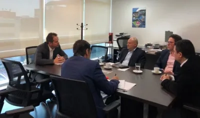 Representantes de las FARC entregaron a Carlos Ruiz Massieu una carta sobre el incumplimiento de la implementación de los acuerdos.