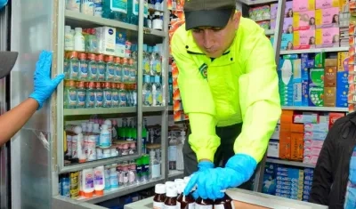 La Policía en uno de los allanamientos a establecimientos comerciales.