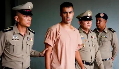 El futbolista y refugiado bareiní Hakeem Al Araibi es escoltado por policías, antes de ser dejado en libertad.