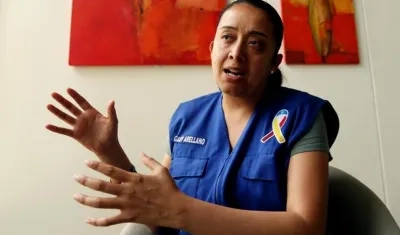 La diputada en el exilio Gaby Arellano habla en entrevista con EFE.