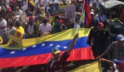 Un grupo de personas protesta pidiendo ayudas humanitarias para Venezuela.