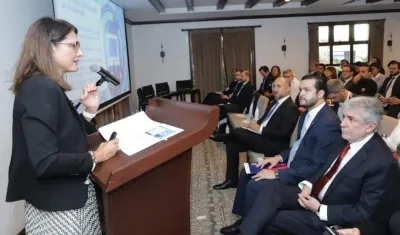 La Ministra Ángela María durante la presentación.