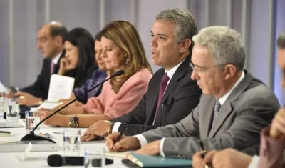 El Presidente Duque en la reunión con la bancada de Centro Democrático. En la foto con el senador Álvaro Uribe.