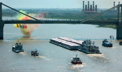 El desfile nautico de la Guacherna Fluvial.