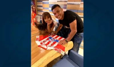 Teófilo Gutiérrez, autografiando la camiseta para Lorena Meritano.