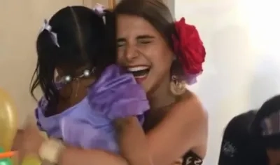 La exreina del Carnaval, Marcela García y la pequeña Darianis Epieyú.