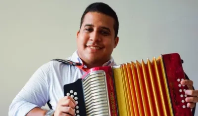 El músico Iván Andrés De Hoyos con el acordeón robada.