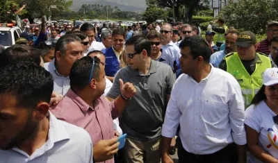 El senador estadounidense Marco Rubio (c)