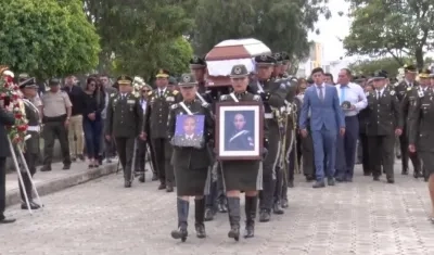 Sepelio hace casi un mes de la cadete ecuatoriana muerta en el atentado en Bogotá.