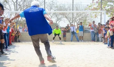 El Alcalde Joao Herrera estrenando la cancha.