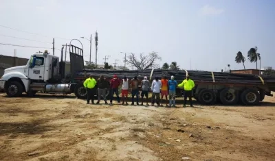 La tractomula recuperada con los capturados.