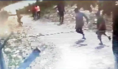 Los dos hombres después de cometer el atentado en Arauca.