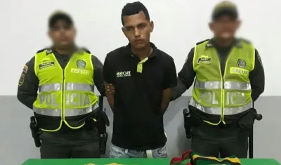 Uno de los presuntos agresores capturado por la Policía.