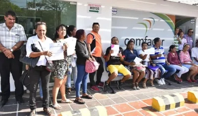 Usuarios de Confacor frente a las instalaciones de la EPS.