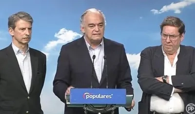 Esteban González Pons, centro, en declaraciones en España.