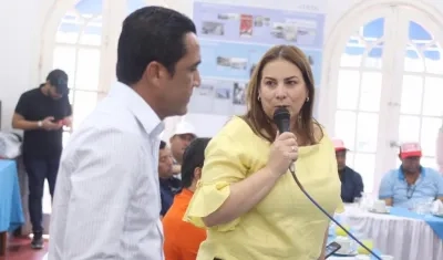 El aspirante Pedro Lemus y la Representante Martha Villalba.