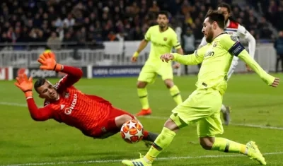 Lionel Messi enfrenta al portero del Lyon, Anthony Lopes.