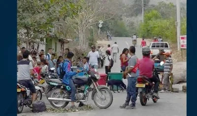 Usuarios bloqueando la vía.