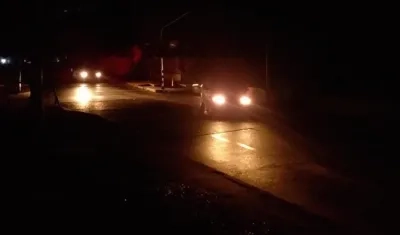 Sólo las luces de los vehículos iluminando las calles de los sectores afectados.