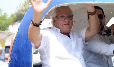 El Alcalde Joao Herrera Iranzo llegando a la plaza en motocarro.