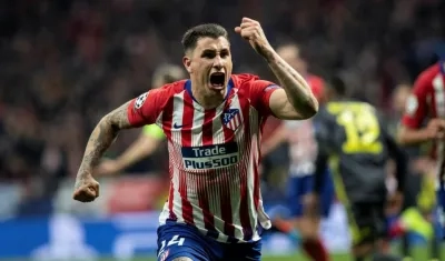 Juan Manuel Jiménez celebra el primer gol del Atlético de Madrid. 