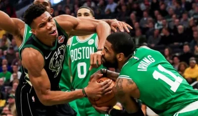 El jugador Giannis Antetokounmpo (i) de Milwaukee Bucks en acción ante Kyrie Irving (d) de Boston Celtics.