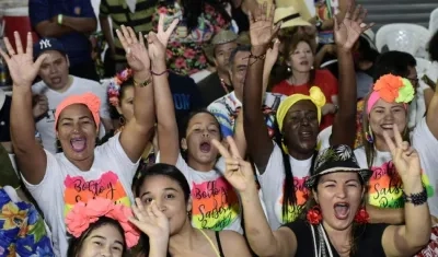 La alegría de la gente se observa a lo largo de la carrera 44.