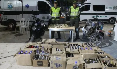 Licor incautado y motos recuperadas.