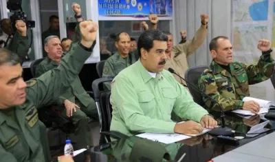 Fotografía cedida por prensa de Miraflores que muestra al presidente de Venezuela, Nicolás Maduro (c), mientras participa en un acto de gobierno, en compañía de militares.