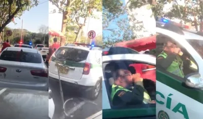 Los dos policías comprando fritos en espacio público de Barranquilla.