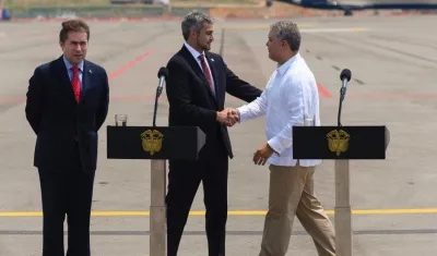 Los mandatarios se reunieron en el aeropuerto de la capital de Norte de Santander mientras comenzaba en la frontera el Concierto ‘Venezuela Aid Live’.