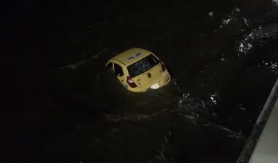 Así quedó el taxi tras caer al río.