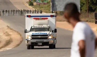 Una ambulancia con supuestos heridos cruza este sábado la frontera entre Brasil y Venezuela.