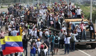 Vista de ciudadanos venezolanos subidos en camiones, este sábado, en Cúcuta (Colombia).