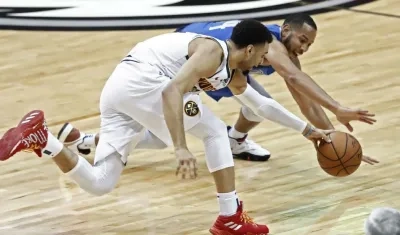 Acción del partido entre Denver Nuggets y Dallas Mavericks.