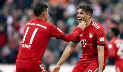 James Rodríguez y Javi Martínez celebran el gol del triunfo. 